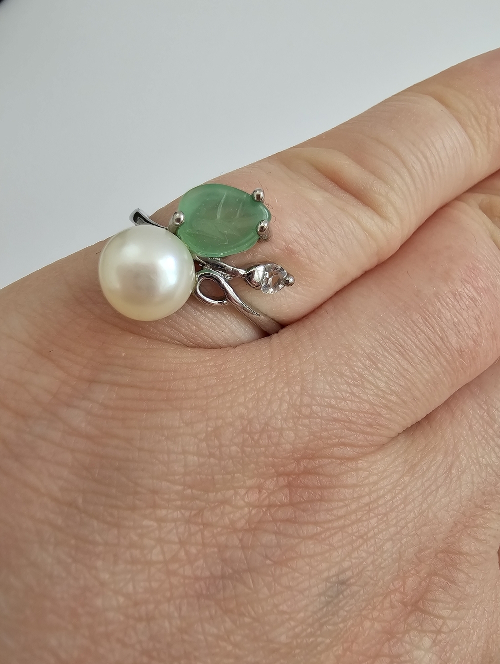 Vintage-Style Bypass Ring Faux Pearl & Carved Green Leaf | Silver Tone Size 8.5